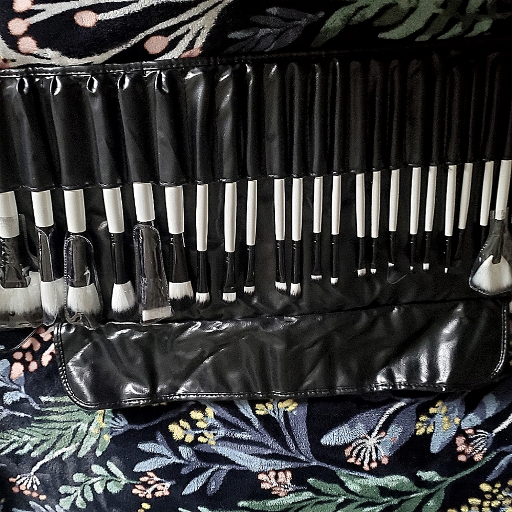 24 PC. BRUSH SET